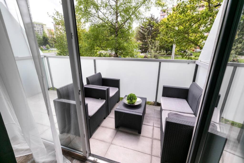 Alure Residences 1 & 24H Self Check-In, Free Parking In Front Of The Apartment Building, New Building, Terrace, Cafe With Breakfast In The Apartment Building, Next To The Aqua Park Banská Bystrica Buitenkant foto