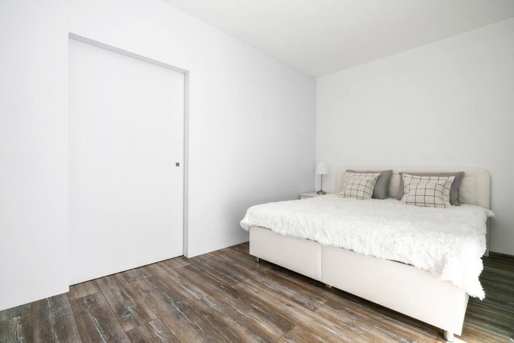 Alure Residences 1 & 24H Self Check-In, Free Parking In Front Of The Apartment Building, New Building, Terrace, Cafe With Breakfast In The Apartment Building, Next To The Aqua Park Banská Bystrica Buitenkant foto