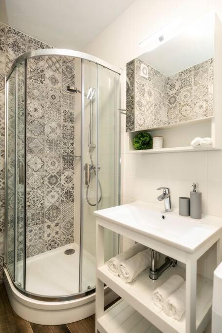 Alure Residences 1 & 24H Self Check-In, Free Parking In Front Of The Apartment Building, New Building, Terrace, Cafe With Breakfast In The Apartment Building, Next To The Aqua Park Banská Bystrica Buitenkant foto